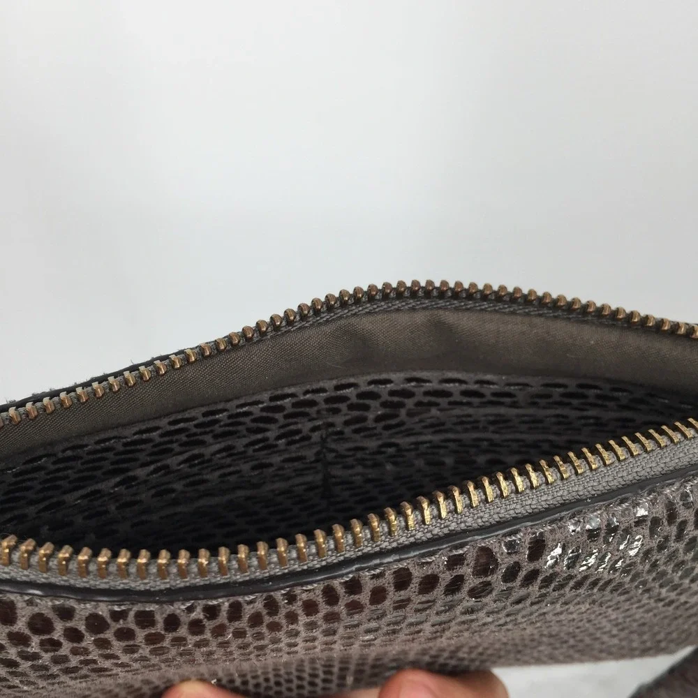 The Unbranded Brand color grey